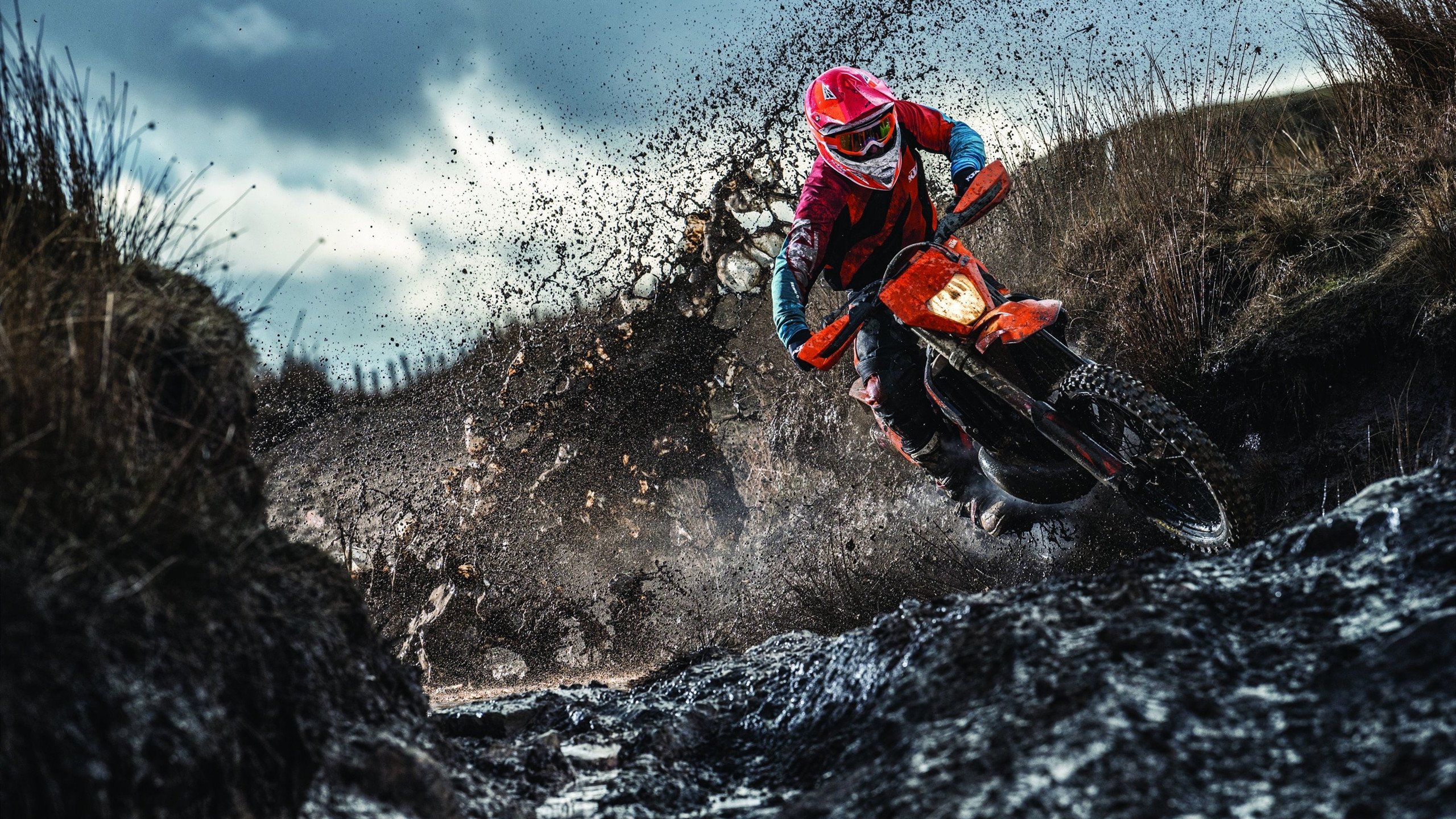 开云官方平台-越野滑雪赛：林海雪原里的速度竞技，滑雪是一种很好的运动项目,穿越林海雪原